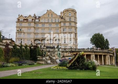 Badewanne, UK, Parade Gärten mit Empire Hotel hinter, Somerset, England, UK. Stockfoto