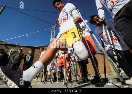 Al-Nuseirat, Gazastreifen, palästinensischen Gebiet. 5 Dez, 2019. Palästinensischen amputees konkurrieren in einem lokalen Laufen Rennen in Al-Nuseirat in der Mitte des Gazastreifens. Credit: Ashraf Amra/APA-Images/ZUMA Draht/Alamy leben Nachrichten Stockfoto