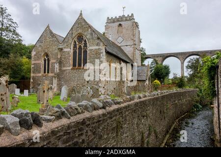 Pensford, historischen Dorf in Somerset, St Thomas à Becket Kirche, Pensford Viadukt hinter, Publow, England, UK. Stockfoto