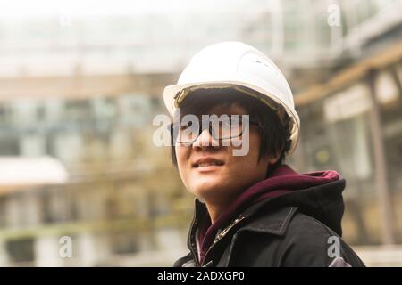 Junger Mann mit Helm arbeiten Stockfoto