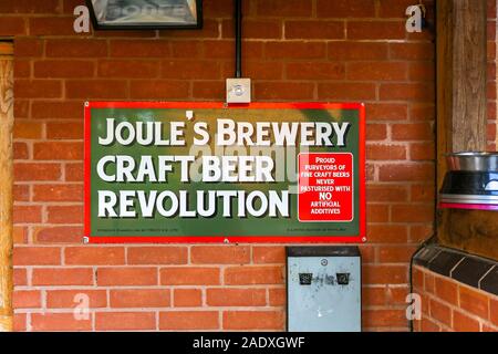 Metall Emaille Schilder Werbung Joule Joule Bier in der Brauerei, Market Drayton, Shropshire, England, Großbritannien Stockfoto