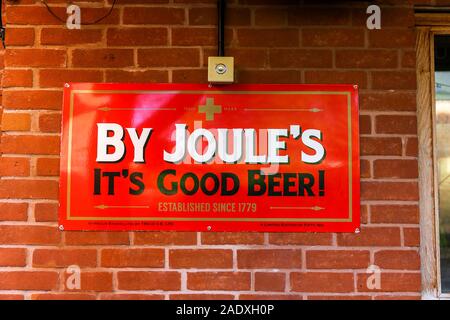 Metall Emaille Schilder Werbung Joule Joule Bier in der Brauerei, Market Drayton, Shropshire, England, Großbritannien Stockfoto