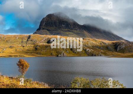 Berg SUILVEN SUTHERLAND SCHOTTLAND UND DER FIONN LOCH IM HERBST Stockfoto