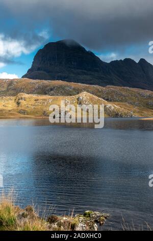 Berg SUILVEN SUTHERLAND SCHOTTLAND SPIEGELT SICH IN DER FIONN LOCH Stockfoto