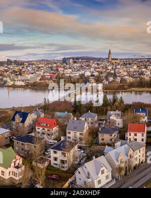 Antenne - Reykjavik, Island im Herbst. Dieses Bild ist mit einer Drohne erschossen. Stockfoto