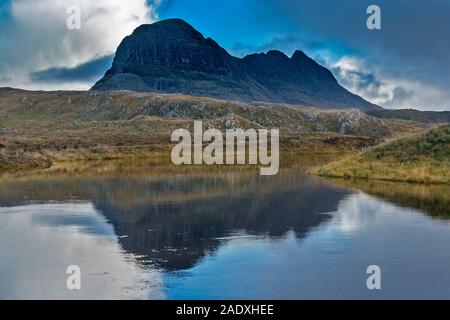 Berg SUILVEN SUTHERLAND SCHOTTLAND SPIEGELT SICH IN DER RIVER KIRKAIG Stockfoto