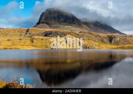 Berg SUILVEN SUTHERLAND SCHOTTLAND MIT EINER Decke von Nebel und der FIONN LOCH IM HERBST Stockfoto