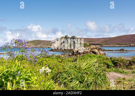 Hangman Island, Cromwell's Castle und King Charles Castle von Kitchen Porth, Bryher, Isles of Scilly aus gesehen Stockfoto