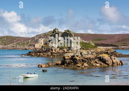 Hangman Island, Cromwell's Castle und King Charles Castle von Kitchen Porth, Bryher, Isles of Scilly aus gesehen Stockfoto