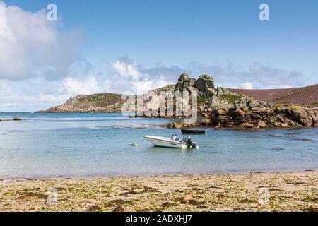 Hangman Island, Cromwell's Castle und King Charles Castle von Kitchen Porth, Bryher, Isles of Scilly aus gesehen Stockfoto