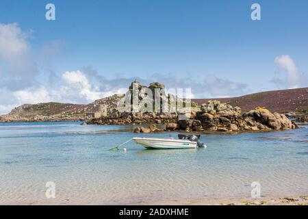 Hangman Island, Cromwell's Castle und King Charles Castle von Kitchen Porth, Bryher, Isles of Scilly aus gesehen Stockfoto