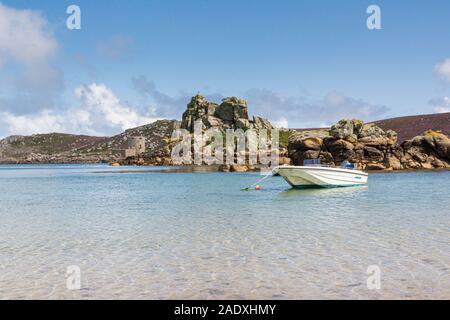 Hangman Island, Cromwell's Castle und King Charles Castle von Kitchen Porth, Bryher, Isles of Scilly aus gesehen Stockfoto