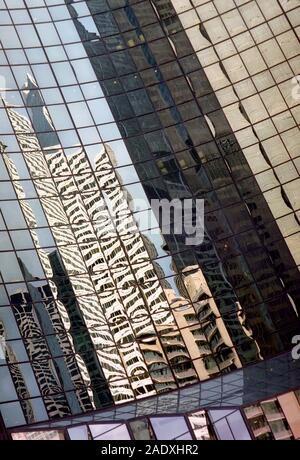 Reflexionen in einem Hochhaus Stockfoto