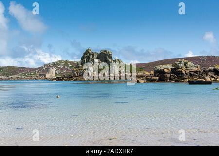 Hangman Island, Cromwell's Castle und King Charles Castle von Kitchen Porth, Bryher, Isles of Scilly aus gesehen Stockfoto