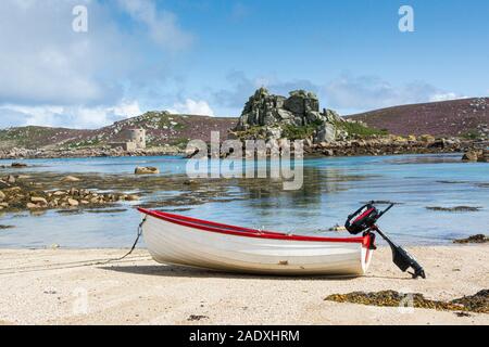 Hangman Island, Cromwell's Castle und King Charles Castle von Kitchen Porth, Bryher, Isles of Scilly aus gesehen Stockfoto