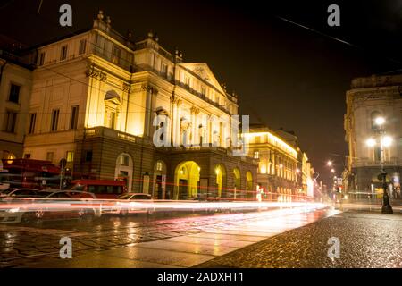 Teatro alla Scala (Theater La Scala) in der Nacht in Mailand, Italien. Leichte Spuren von Autoverkehr. Stockfoto