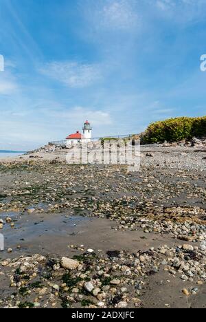 Alki Point Lighthouse von alki Beach in West Seattle, Washington. Stockfoto