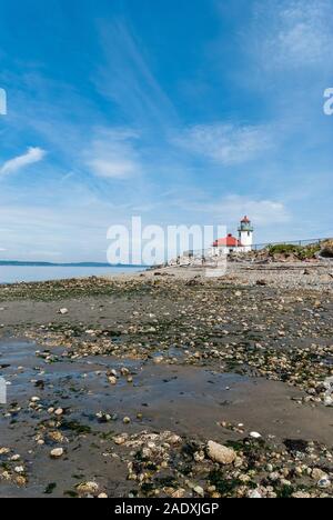 Alki Point Lighthouse von alki Beach in West Seattle, Washington. Stockfoto