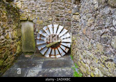 Vintage windpump Windmühle am alten Bauernhof Unterkunft zur Selbstverpflegung auf Skomer, einem Naturschutzgebiet Insel vor der Küste von West Wales Pembrokeshire. Stockfoto