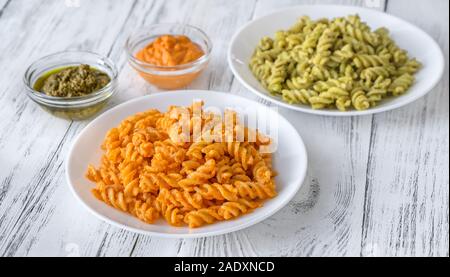 Teile der Fusilli mit traditionellen und Tomaten pesto Stockfoto