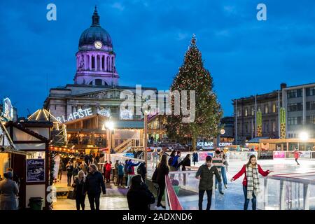 Nottingham Weihnachtsmarkt und Eisbahn, der Alte Markt, Nottingham, England, Großbritannien Stockfoto