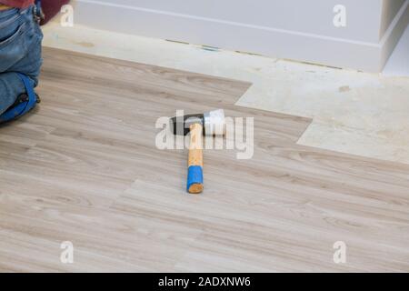 Tischler installieren, Installation Laminat Holz Textur Stock des neuen home improvement Renovierungsarbeiten Stockfoto