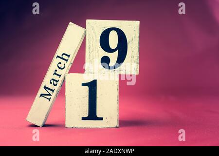19. März, 19. März, 19 Tag des Monats März - vintage Holz- kalender Blöcke auf rotbrauner Hintergrund mit leeren Raum für Text Stockfoto