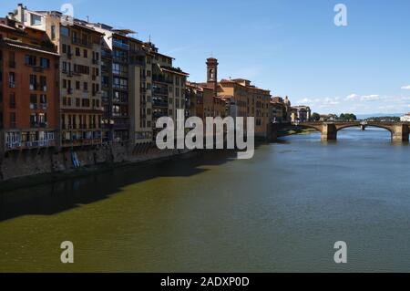 Häuser mit Blick auf den Fluss Arno in Florenz an einem warmen Herbsttag Stockfoto