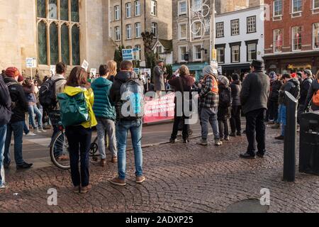 Cambridge, Großbritannien. 5. Dezember 2019. Die Demonstranten versammeln sich außerhalb der großen Marienkirche in Solidarität mit der kurdischen Gemeinschaft gegen türkischen Präsidenten Recep Tayyip Erdoğan seinen Besuch in der Stadt. CamNews/Alamy leben Nachrichten Stockfoto