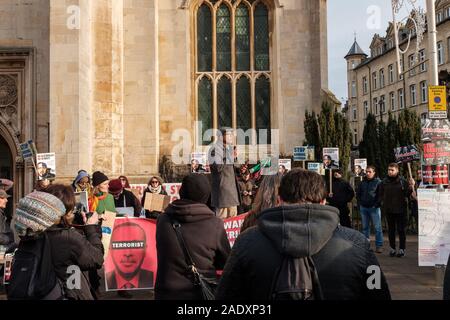 Cambridge, Großbritannien. 5. Dezember 2019. Die Demonstranten versammeln sich außerhalb der großen Marienkirche in Solidarität mit der kurdischen Gemeinschaft gegen türkischen Präsidenten Recep Tayyip Erdoğan seinen Besuch in der Stadt. CamNews/Alamy leben Nachrichten Stockfoto