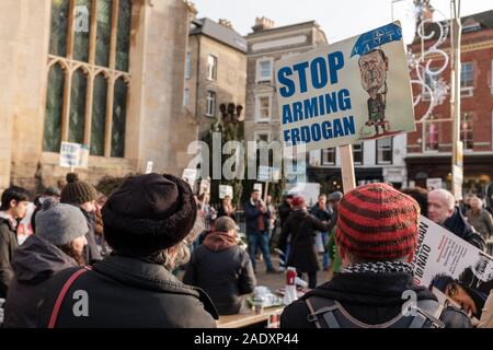 Cambridge, Großbritannien. 5. Dezember 2019. Die Demonstranten versammeln sich außerhalb der großen Marienkirche in Solidarität mit der kurdischen Gemeinschaft gegen türkischen Präsidenten Recep Tayyip Erdoğan seinen Besuch in der Stadt. CamNews/Alamy leben Nachrichten Stockfoto