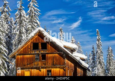 Alte Scheune unter dem Himmel. HDR-Bild Stockfoto