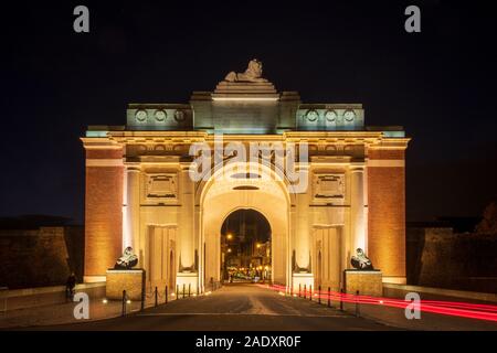 Die Menin Gate Memorial zu den fehlenden bei Nacht beleuchtet, Ypern Stockfoto