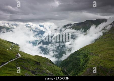 Regenwolken über dem Franz-Josefs-Straße/Großglockner Hochalpenstraße in der Nähe von Heiligenblut am Großglockner, Kärnten, Österreich Stockfoto