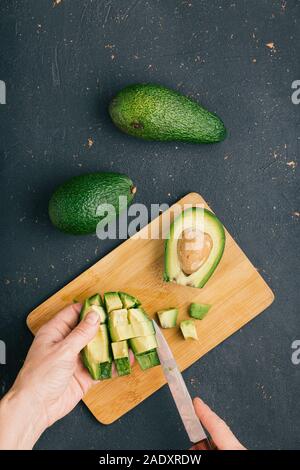 Frau Scheiben Avocado. Avocado Salat Rezept Stockfoto