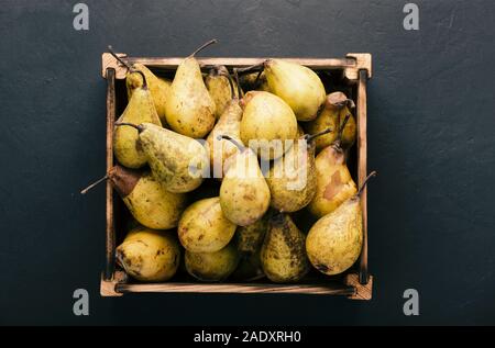 Reif im Herbst Birnen in einer Holzkiste, Ansicht von oben Stockfoto