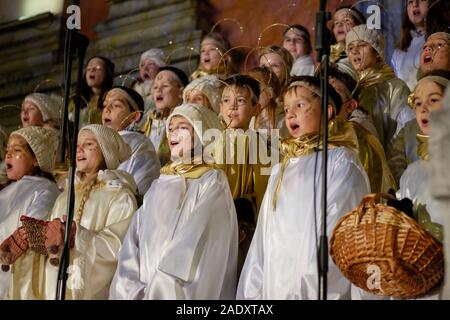 Ljubljana, Slowenien. 5 Dez, 2019. Sankt Nikolaus, begleitet von Teufeln und eine Versammlung von Engeln ein Spaziergang durch die Altstadt von Ljubljana an der Kirche der Verkündigung. Hier die Engel singen St. Nikolaus in der Kirche willkommen zu heißen. Nach Angaben der slowenischen Tradition, Engel bringt Geschenke gute Kinder, während die Teufel die freche, die erschrecken. Die jährliche traditionelle Veranstaltung am Vorabend des Hl. Nikolaus Tag statt und beinhaltet die Verteilung von Keksen, Obst und Süßigkeiten an die Kinder. Quelle: JF Pelletier/Alamy leben Nachrichten Stockfoto