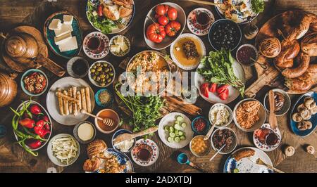 Flacher traditioneller türkischer Frühstückstisch mit verschiedenen Snacks Stockfoto