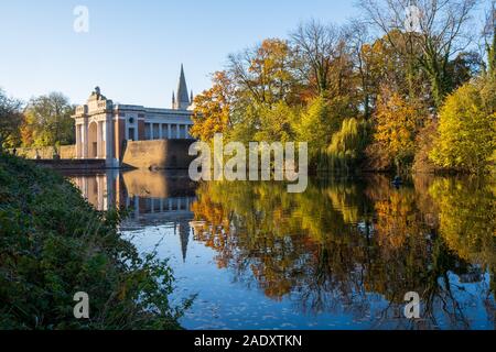 Menin Gate mit Kasteelgracht Wassergraben, herbstliche Farben, Ypern Stockfoto