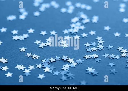 Blau Glitzer Hintergrund. Funkelnde festliche Kulisse für Design. Selektive konzentrieren. Stockfoto