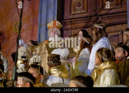 Ljubljana, Slowenien. 5 Dez, 2019. Sankt Nikolaus, begleitet von Teufeln und eine Versammlung von Engeln durch die Altstadt von Ljubljana an der Kirche der Verkündigung ging. Nach Angaben der slowenischen Tradition, Engel bringt Geschenke gute Kinder, während die Teufel die freche, die erschrecken. Die jährliche traditionelle Veranstaltung am Vorabend des Hl. Nikolaus Tag statt und beinhaltet die Verteilung von Keksen, Obst und Süßigkeiten an die Kinder. Quelle: JF Pelletier/Alamy leben Nachrichten Stockfoto