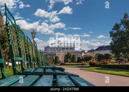 Der Staat Burgtheater Wien Blick aus einem öffentlichen Park der Volksgarten (Garten) in Wien, Österreich Stockfoto