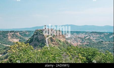 Blick auf das Dorf CIVITA DI BAGNOREGIO, Latium in Italien Stockfoto