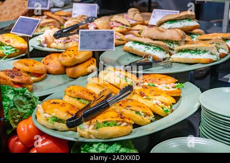 Bei Fastfood in einem Café. Mit frischen Lebensmitteln. Stockfoto