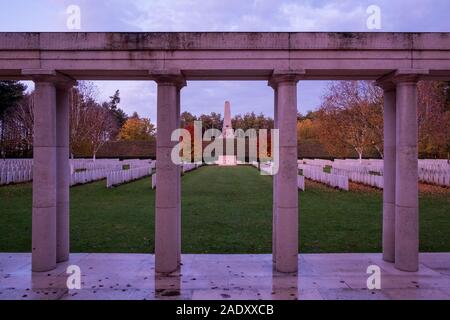 Buttes Neue britische Friedhof und Neuseeland Denkmal für die fehlenden 5 australische Division Memorial im Polygon Holz Stockfoto