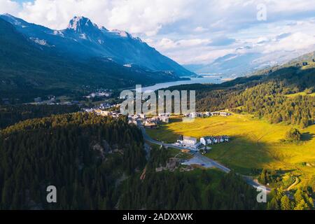 Luftaufnahme über das Bergell im Bezirk Maloja und dem Silsersee, auch bekannt als Silsersee. Stockfoto