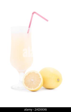 Glas frische Limonade mit Stroh und frisch Zitrone Obst schneiden, auf weißem Hintergrund. Stockfoto