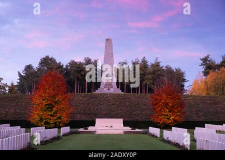 Buttes Neue britische Friedhof und 5 australische Division Memorial im Polygon Holz Stockfoto