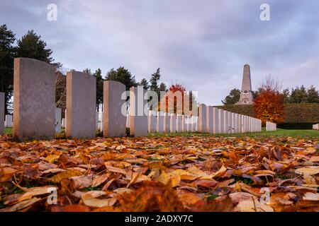 Buttes Neue britische Friedhof und 5 australische Division Memorial im Polygon Holz Stockfoto