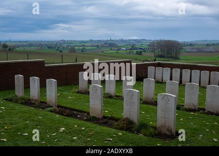 Einsamer Baum Friedhof, wo liegen 88 Männer der Royal Irish Rifles durch Unfall in der größten Messines Ridge Mine Explosionen getötet Stockfoto